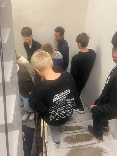 Vi ble delt i fire grupper, her er en gjeng fra 9A og 9B på vei ned i kjelleren.